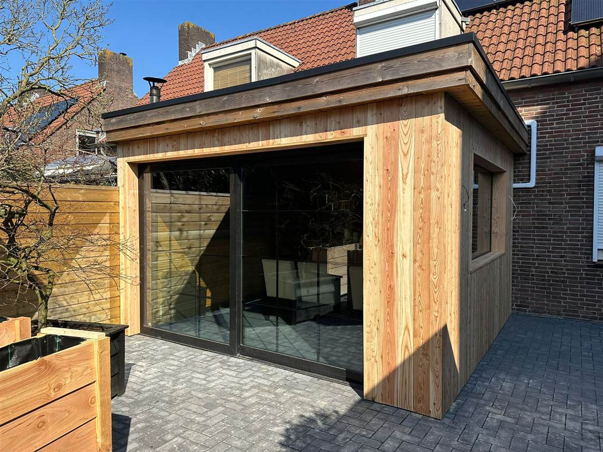 Douglashouten gevelbekleding voor aanbouw